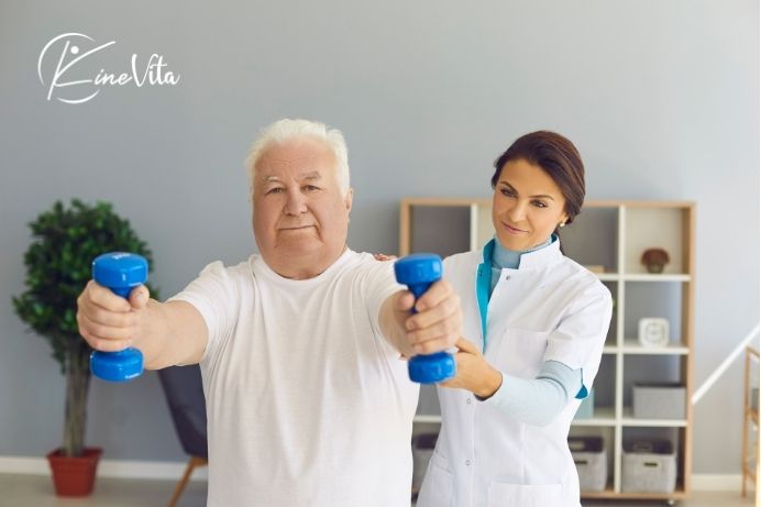 Fisioterapeuta de Kinevita realizando un tratamiento de ejercicio terapéutico en la consulta